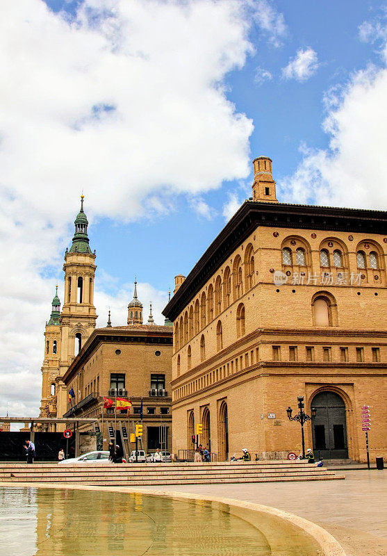 La Lonja de Zaragoza是一座建于16世纪上半叶的阿拉贡复兴党风格的民用建筑。
